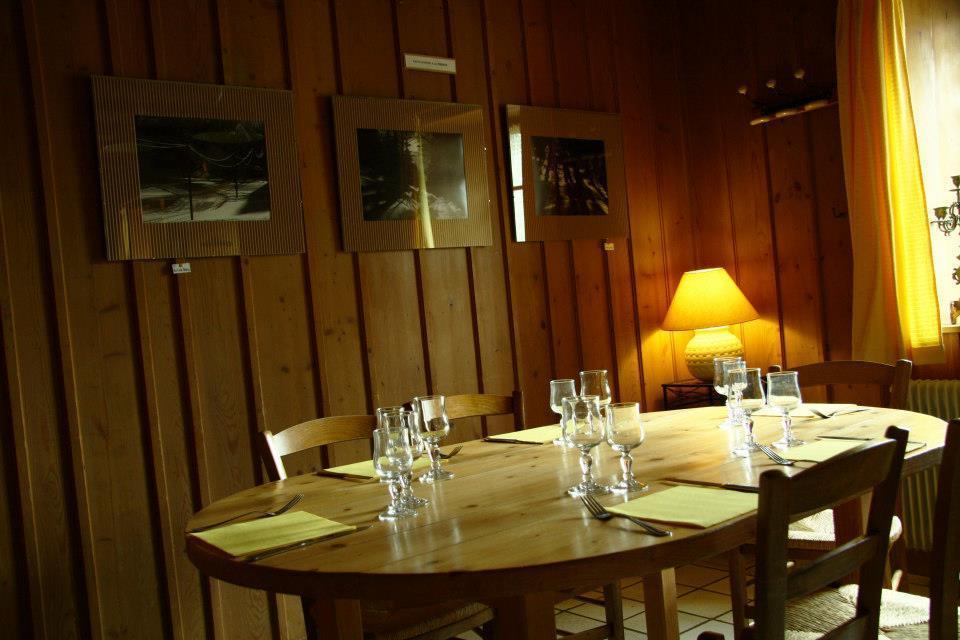 Auberge De La Perdrix Hauterive-la-Fresse Luaran gambar